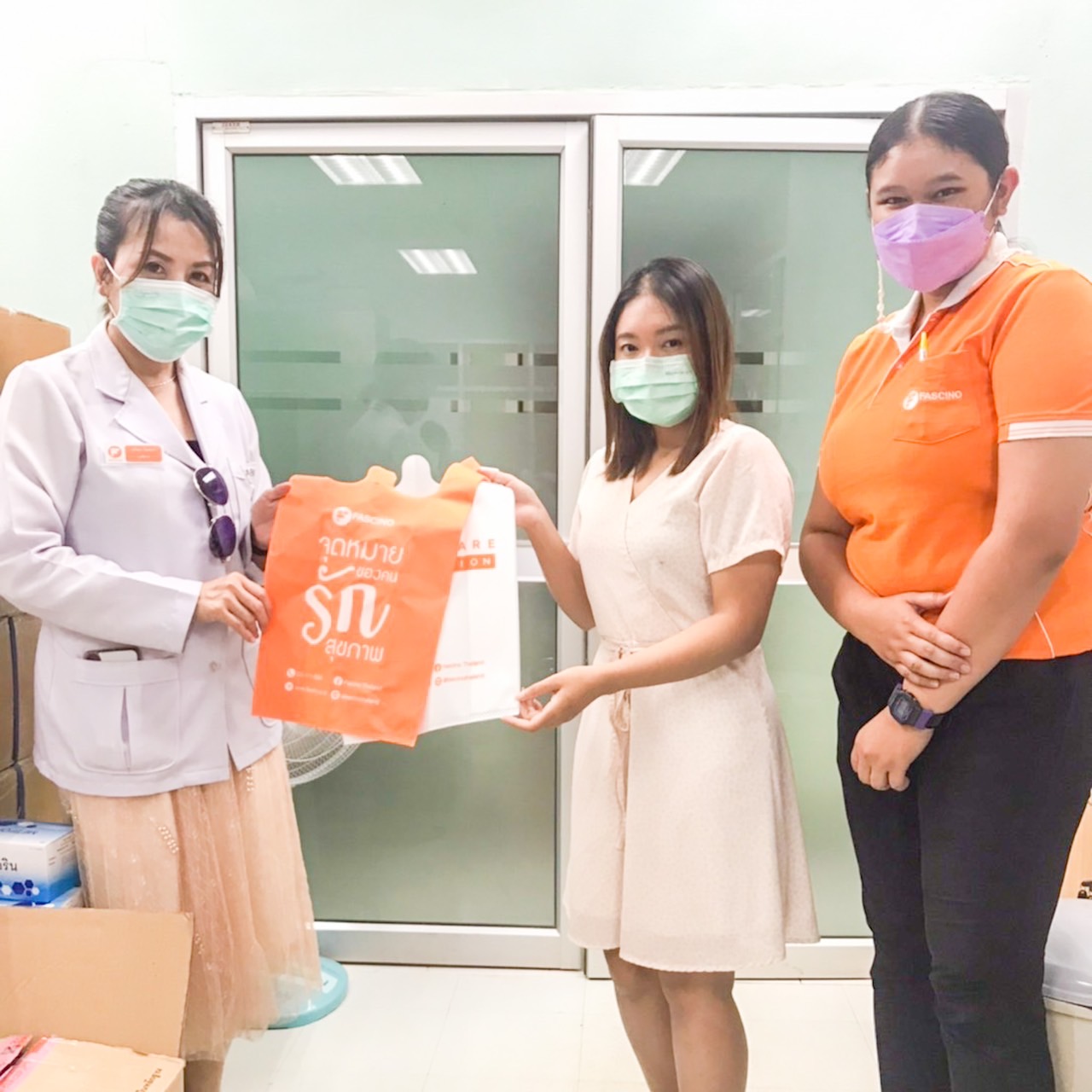 ร้านขายยาฟาสซิโนสาขาปตท.ปราจีนบุรี-คลองรั้ง จึงได้นำถุงผ้าที่ลูกค้าบริจาค ไปมอบให้โรงพยาบาลศรีมหาโพธิ จ.ปราจีนบุรี